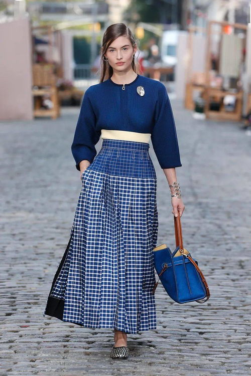 t型臺(tái) 見過紅唇黑發(fā),手拿鮮花的kendall嗎